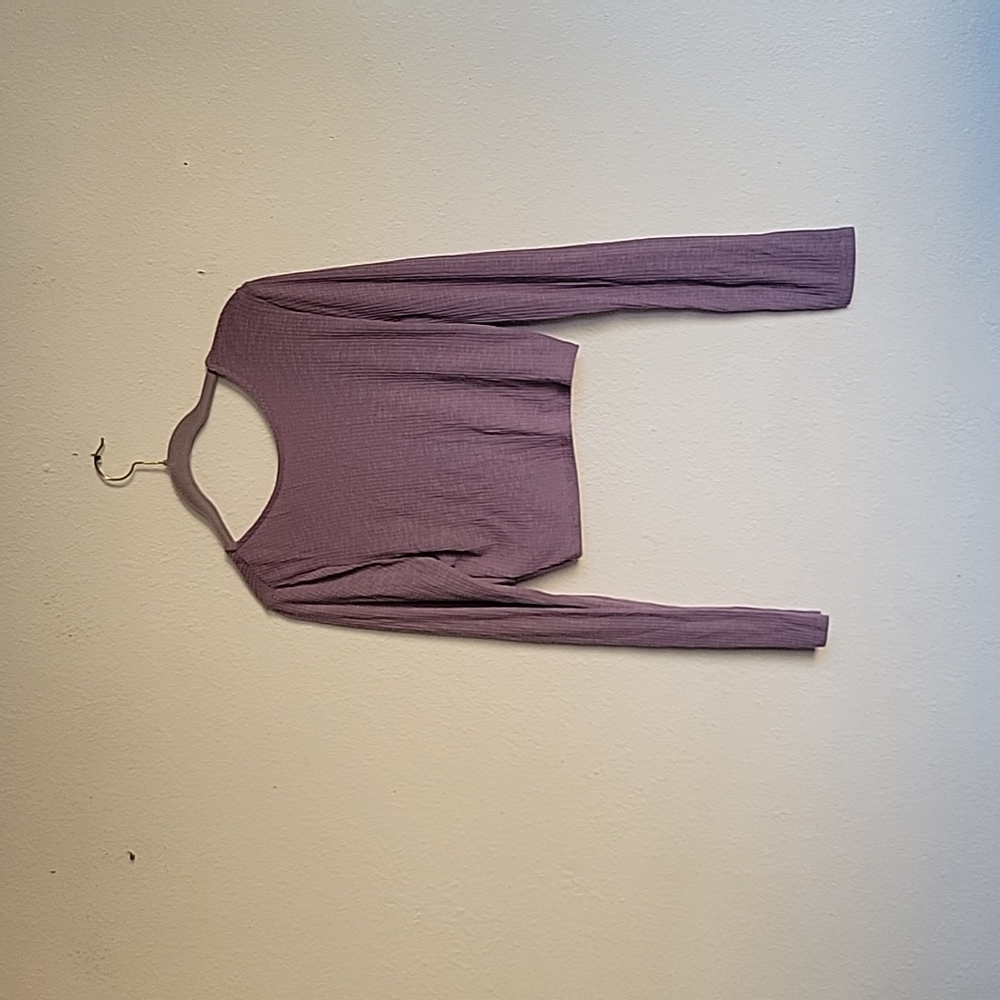 AEROPOSTALE croptop blouse size Medium roundneck long sleeves light purple